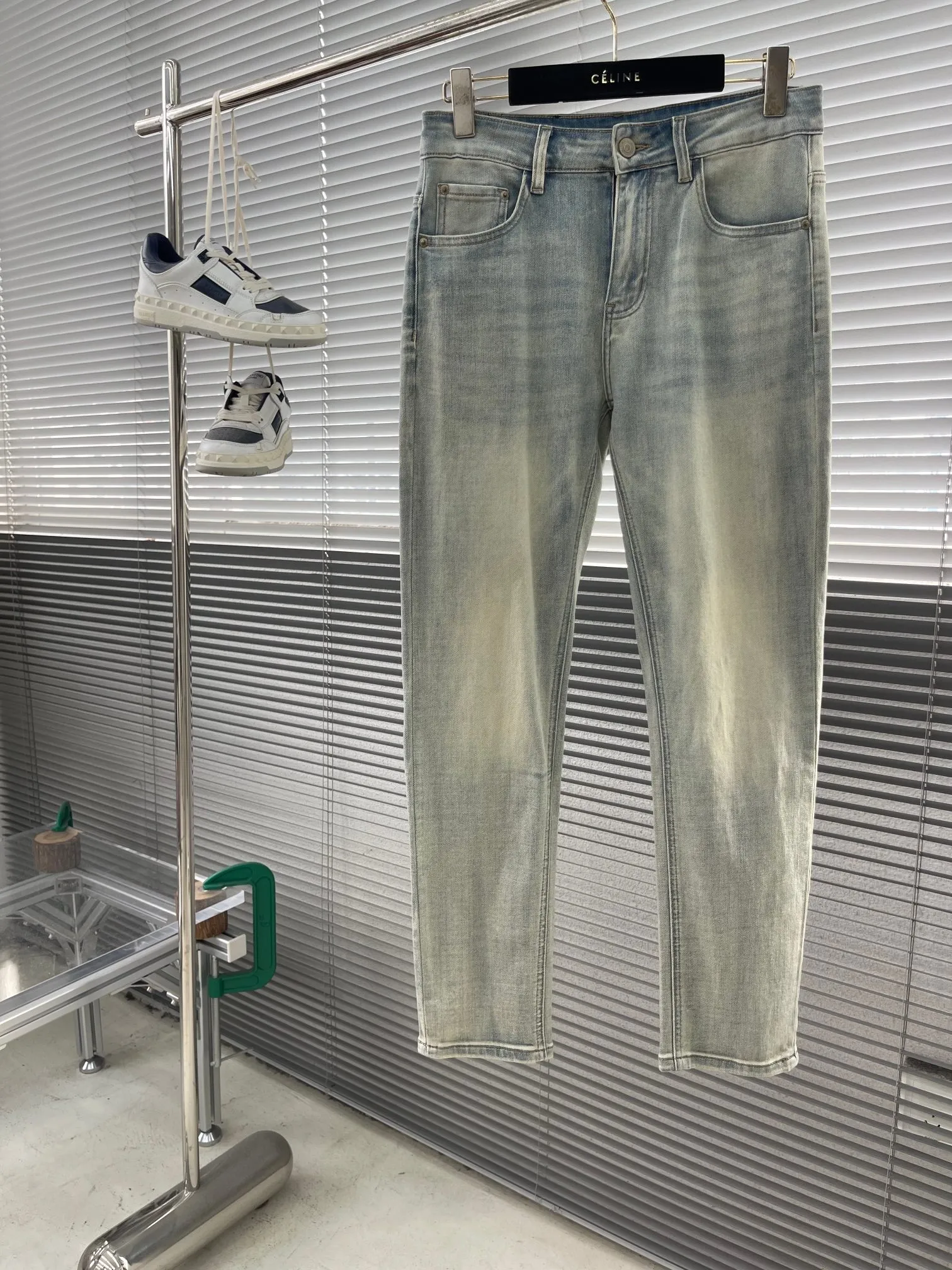 Ferragamo 🌹🌹26ss new spring and summer jeans are now available in the Premium version. Specially customized washed cloth fabrics are provided for customers. Breathable and highly comfortable. The details are impeccable. The design concept of brand elements reflects high quality. It feels delicate and soft. It presents a casual cut and the upper body shape is awesome! Sizes: 28-38 (no 35.37)